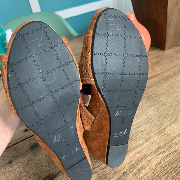 Vaneli suede sandals Size 7 1/2 - Picture 14 of 14